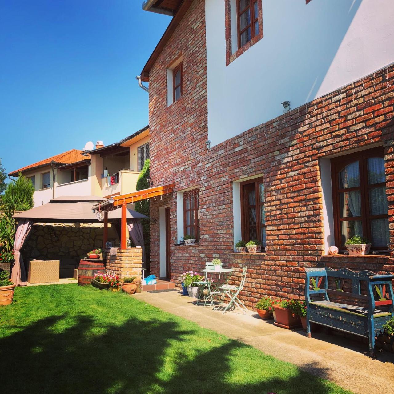 Janicsar Garden Apartman 埃格尔 外观 照片